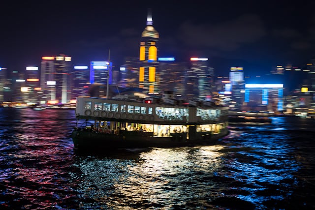 天星小轮夜间穿过维多利亚港