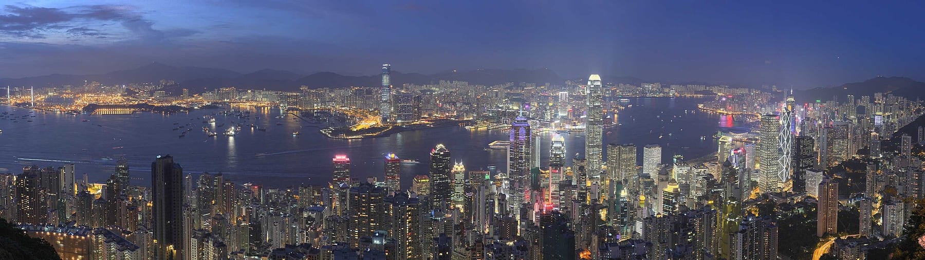 维多利亚港与香港岛天际线夜景